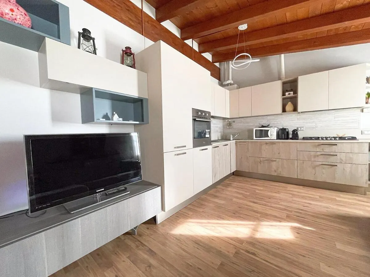 Kontakt z The Urban Nest 2, Spacious, Wifi And Near The Red Metro